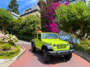 San Francisco private Jeep tour descending the winding curves of Lombard Street